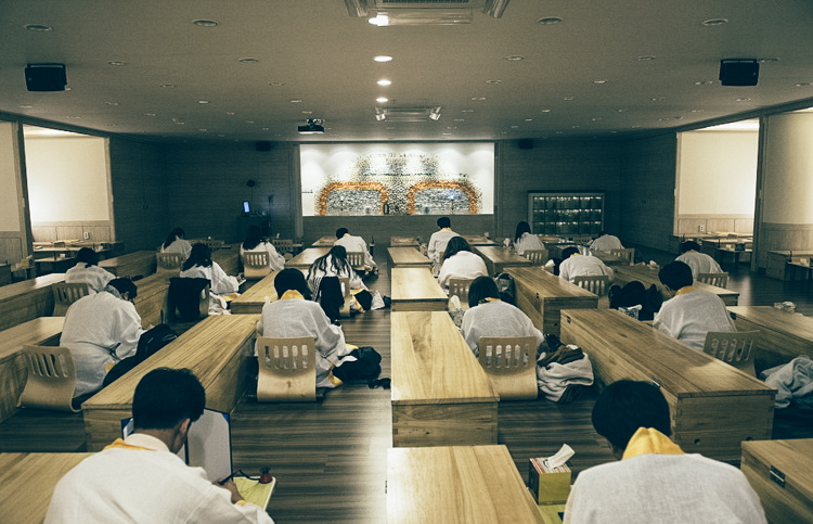 4 South Korea Students stage funeral2